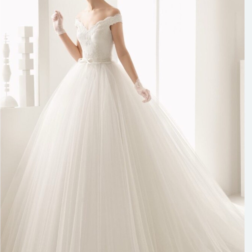 Rosa Clara Neira Bridal Gown. Beautiful full Tulle Skirt